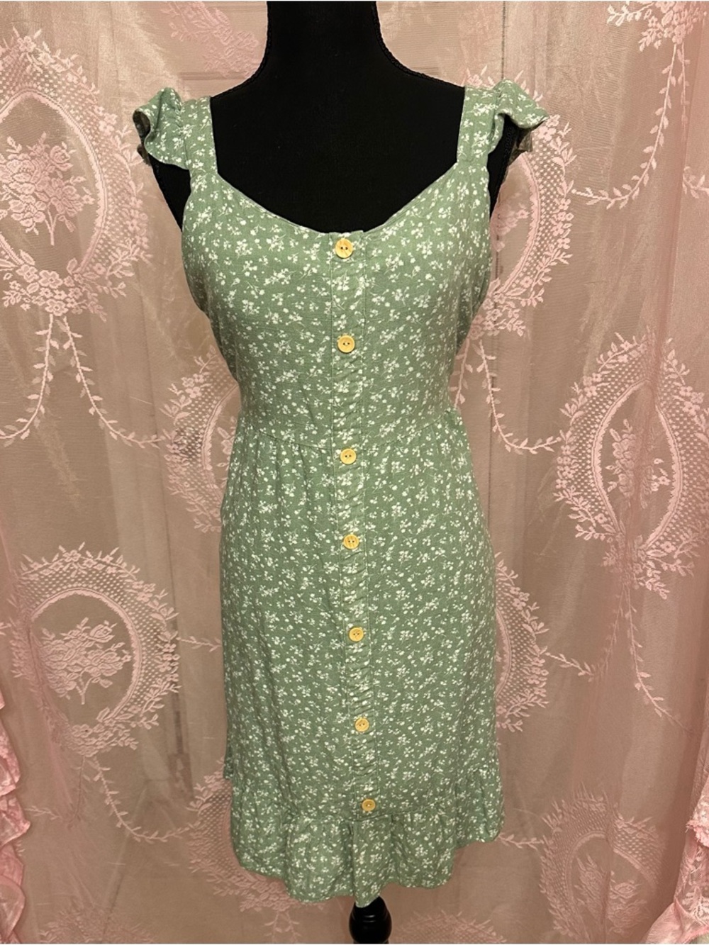 Women’s Green Floral Dress Button Front Ruffle Sleeves Stretchy Back. Size XL